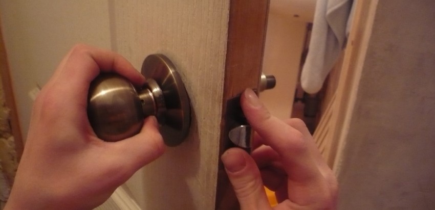 Подробная инструкция, как разобрать круглую межкомнатную дверную ручку  